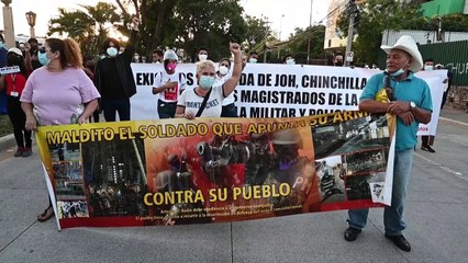 Hondureños exigen salida del presidente por crisis económica que alienta emigración