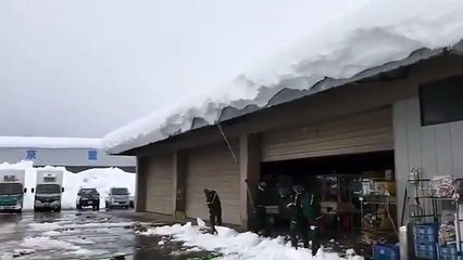 Déneiger le toit d'un entrepôt