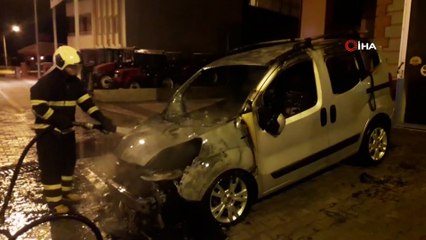 Galeri önündeki satılık araç alev topuna döndü