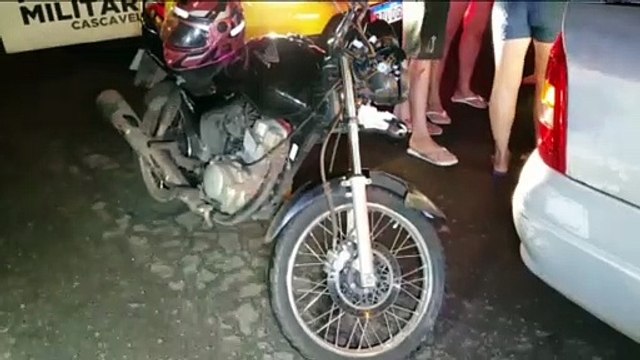 Colisão entre Astra e motocicleta deixa jovem ferido na Rua Apinajés, no Santa Cruz