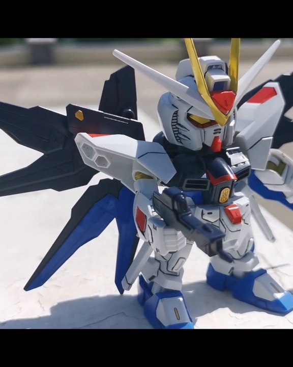 Strike freedom gundam​(sdex)​