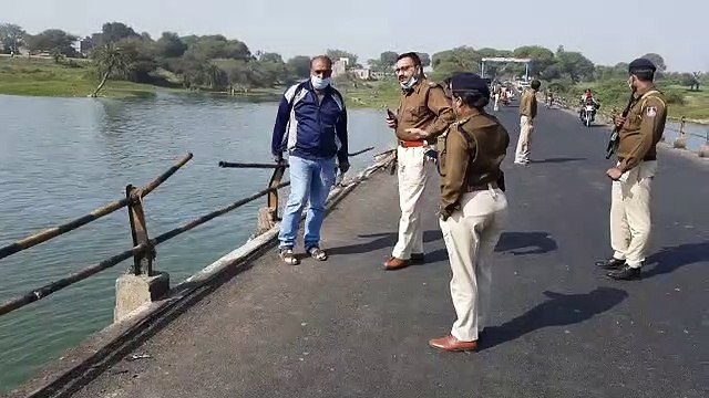 उज्जैन: बड़नगर मार्ग पर गंभीर नदी में अनियंत्रित होकर कार नदी में गिरी