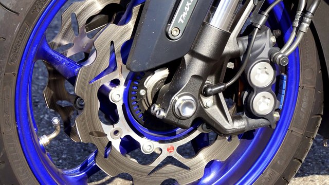 T MAX DX FULL STOCK Vs T MAX SX NO STOCK MALOSSI EQUIPPED TUNED RACING ENGINE AKRAPOVIC EXHAUST