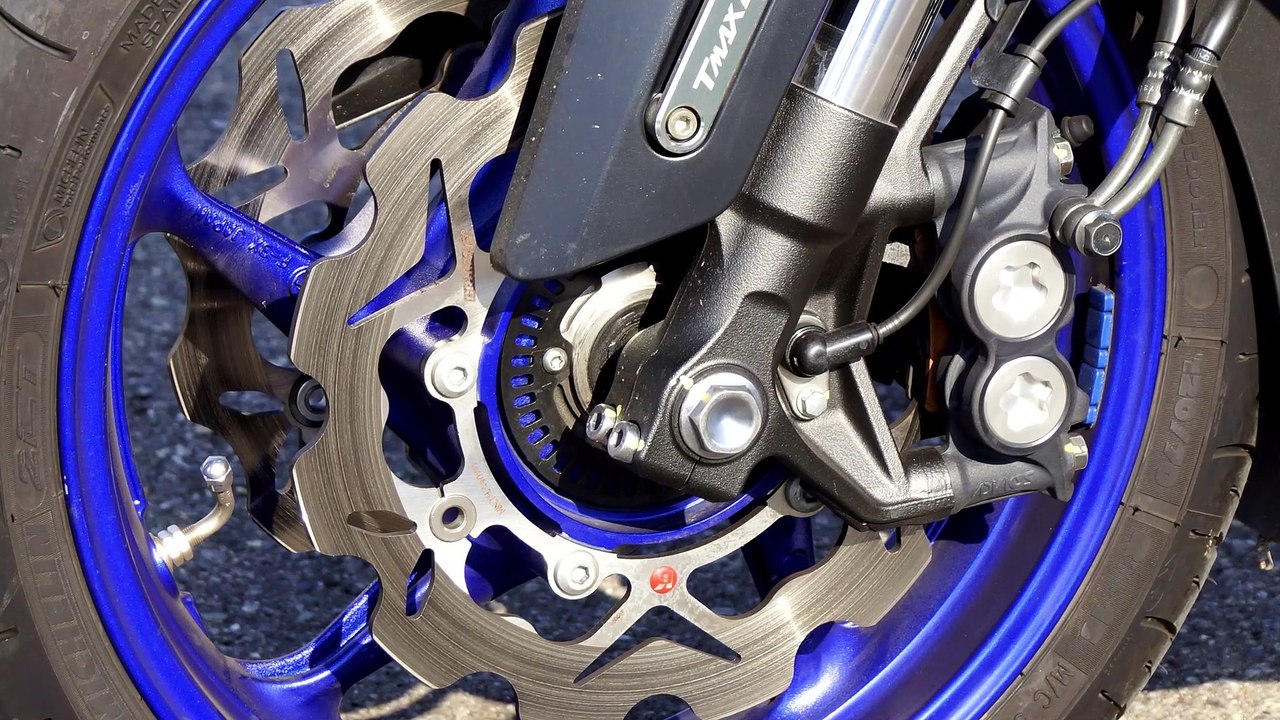 T MAX DX FULL STOCK Vs T MAX SX NO STOCK MALOSSI EQUIPPED TUNED RACING  ENGINE AKRAPOVIC EXHAUST