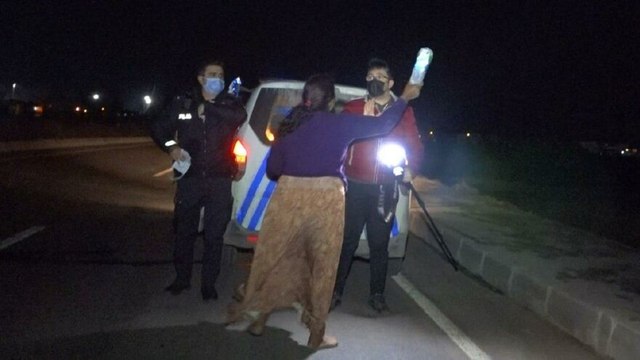 Kaza yapan kadın, gazetecilere saldırdı