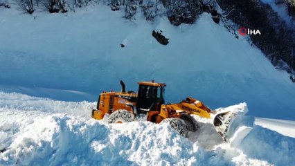 Kar kalınlığı 2 metreyi bulan Macahel bölgesinin yolu açıldı