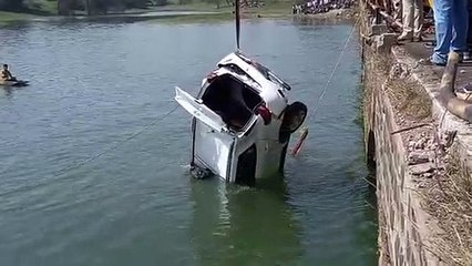 बड़नगर रोड पर गंभीर नदी पर बने पुल की रेलिंग तोड़कर नदी में गिरी कार, दो लोगों की मौत