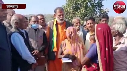 निराश्रित मां को 8 लाख रुपए की आर्थिक मदद