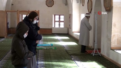 Teröristlerin roketli saldırının hedefi olan cami saldırının izlerini sildi
