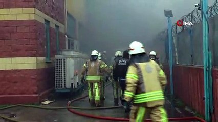 Sancaktepe'de fabrika bahçesinde minibüs alev alev yandı