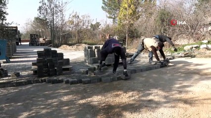 Toprak yollar kilit parke taşıyla kaplandı