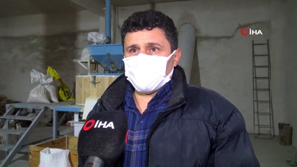 Dedesinden kalan su değirmenini tekrar faaliyete geçirdi