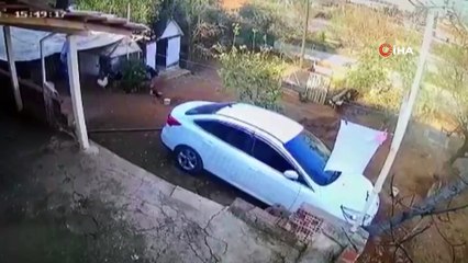 Freni boşalan saman yüklü kamyon duvarı yıkarak evin bahçesine devrildi