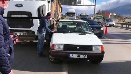 Yaşlı adam kaza yapınca imdadına polisler yetişti