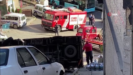 Kağıthane Sanayi Mahallesi’nde içi tüp dolu olan bir kamyon yokuş aşağı inerken park halindeki bir araca çarparak devrildi. Tedbir amaçlı olay yerine itfaiye ekipleri sevk edilirken tüpler kontrollü şekilde kamyondan indiriliyor.
