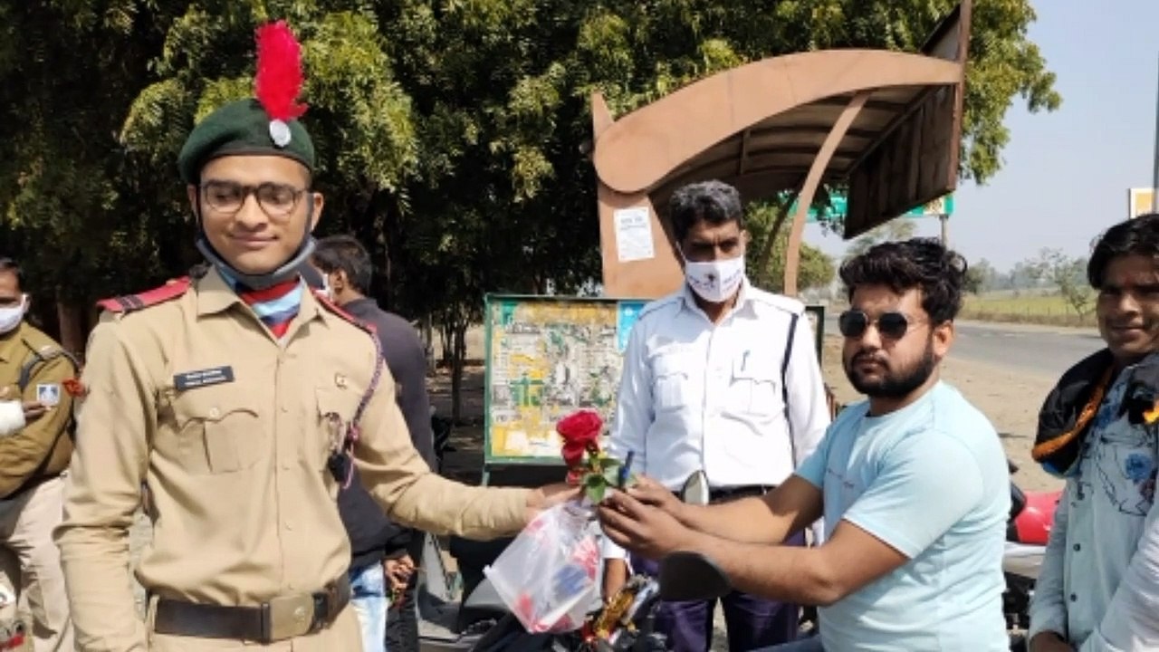 यातायात पुलिस एवं एनसीसी छात्र सैनिकों द्वारा यातायात के प्रति जागरूक किया गया
