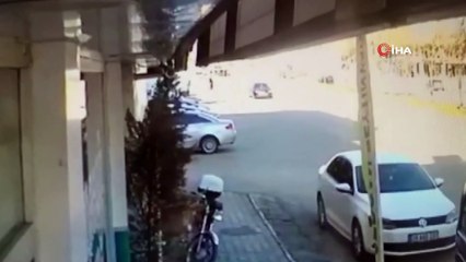 Hatalı dönüş yaptı polis aracıyla böyle çarpıştı