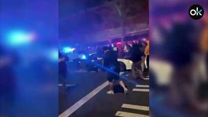 Un coche de policía arrolla a una multitud que presenciaba una carrera ilegal en Tacoma (EEUU)