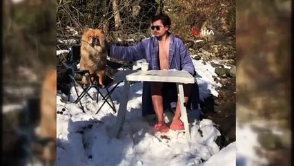 Kahvesini yudumlayıp buz gibi suya atladı