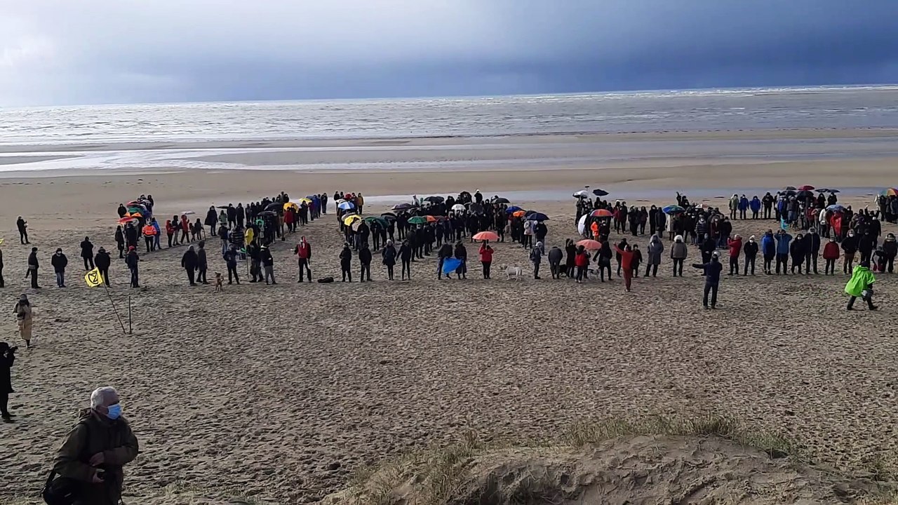 Le monde de la culture forme une chaîne humaine et le mot "vivant" sur la plage de Montmartin-sur-Mer