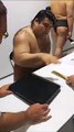 Un Sumo en pleine séance d'autographes