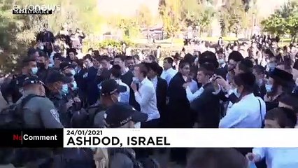 شاهد: دينيون متشددون يشتبكون مع الشرطة الإسرائيلية بعد مخالفة إجراءات كوفيد-19