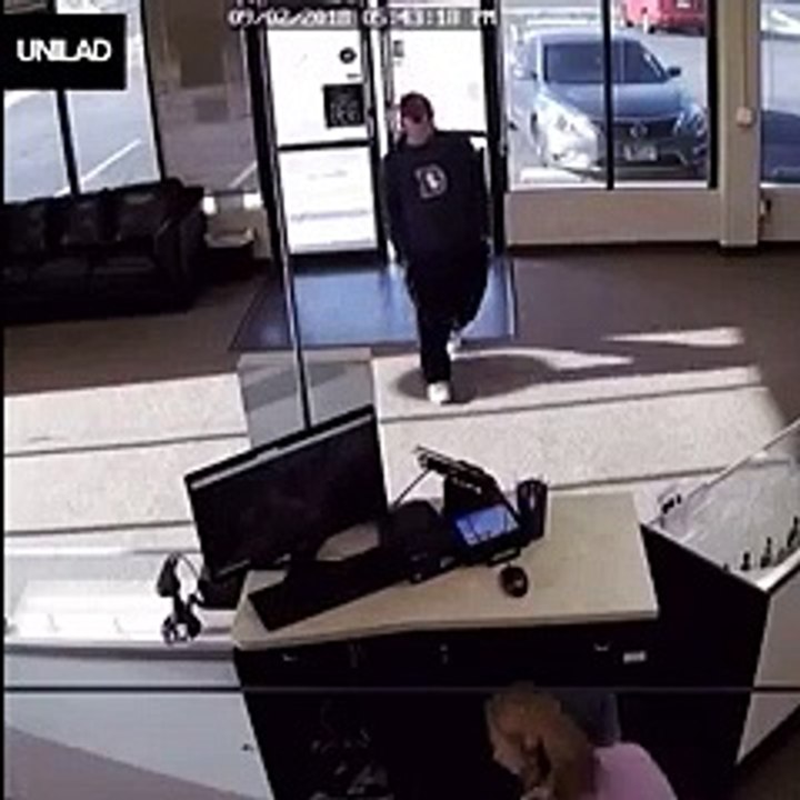 The most stupid armed rubbing  ever, Dropping his gun and chasing it
