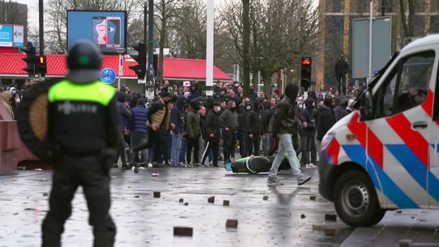 Proteste e scontri nei Paesi Bassi contro il coprifuoco