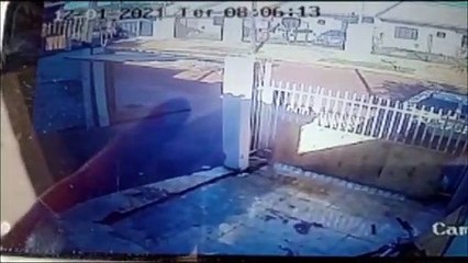 Câmera flagra momento quem bicicleta é levada de residência