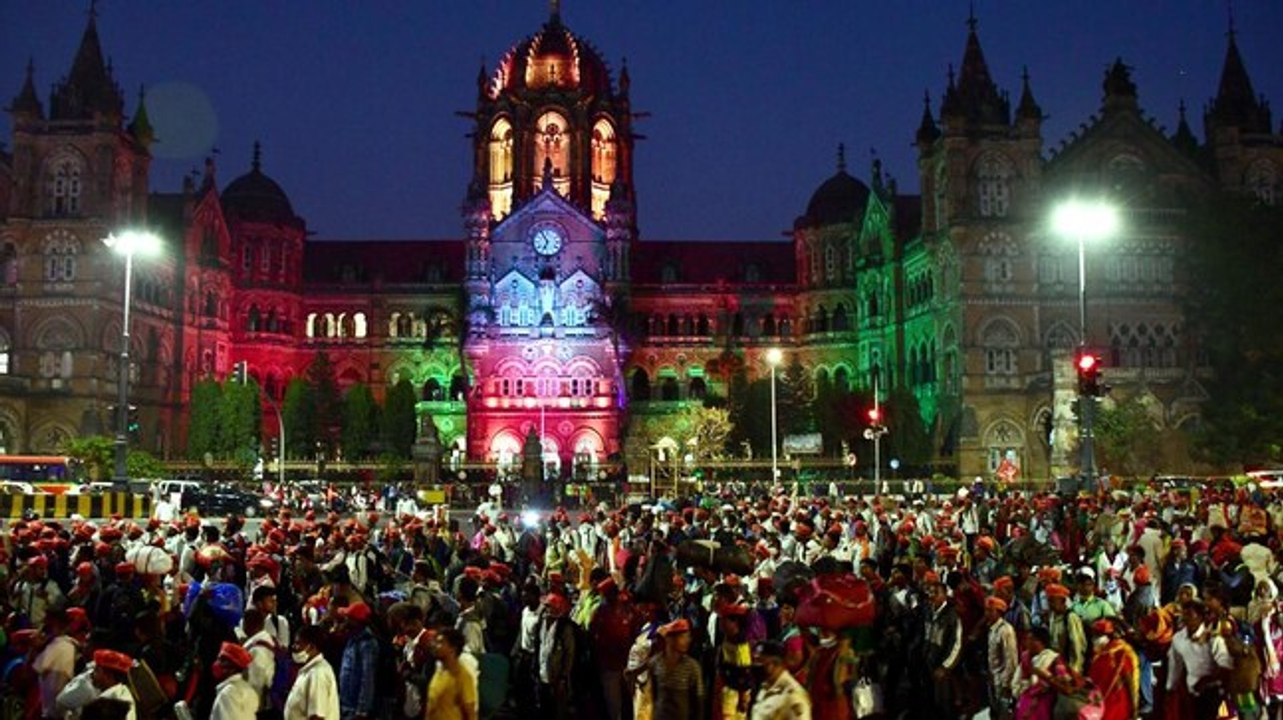 Thousands of farmers across Maharashtra converge in Mumbai to protest against farm laws