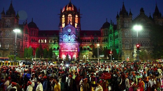 Thousands of farmers across Maharashtra converge in Mumbai to protest against farm laws