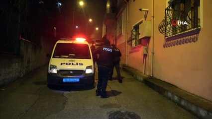 Kısıtlama saatinde asker gördü, polis girdikleri evin salonunda yakaladı