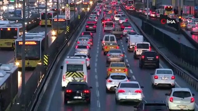 - İstanbullular güne yağmurla uyandı