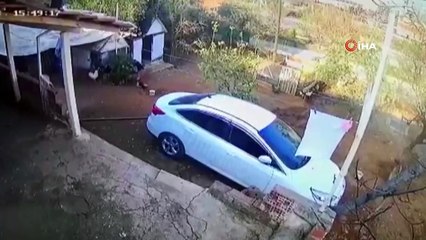 Freni Boşalan Saman Yüklü Kamyon Duvarı Yıkarak Evin Bahçesine Devrildi