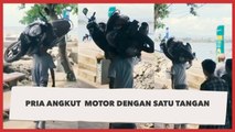 Gokil! Aksi Pria Angkut Motor Cuma Pakai Satu Tangan