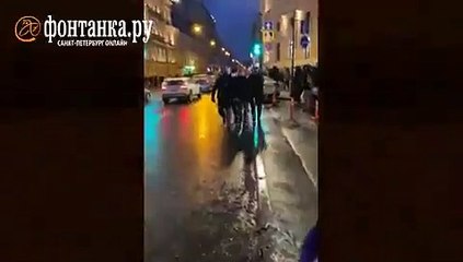 Nevşin Mengü'den Cüneyt Arkın'a yanıt: Polisin yaşlı bir kadını tekmelediği anları paylaştı