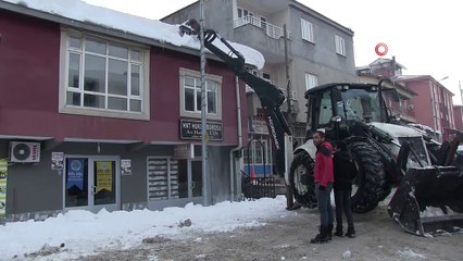 Çatıdaki karları kepçeyle temizlediler