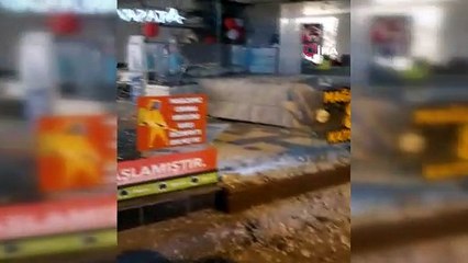Tekeri patladı, kontrolden çıkan aracıyla böyle kaza yaptı