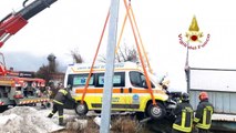 L'ambulanza si va a schiantare: feriti i tre sanitari, incolume il paziente che stavano trasportando - VIDEO