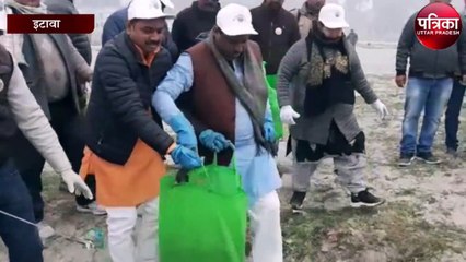 यमुना नदी की सफाई में जुटे भाजपा सांसद प्रो.रामशंकर कठेरिया