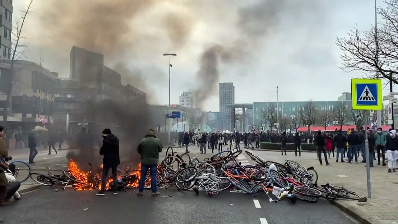 Krawalle bei Protesten gegen Corona-Maßnahmen in den Niederlanden