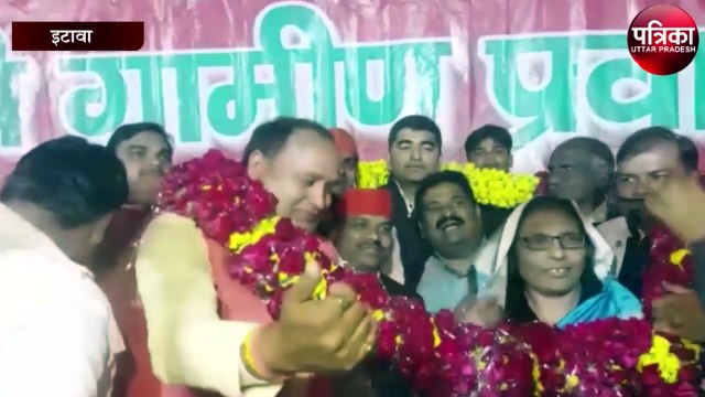 रात्रि प्रवास के जरिये लोगों को जागरूक करते सपा नेता अभिषेक यादव