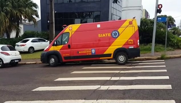 Jovem de 23 anos fica ferido em colisão entre carro e moto