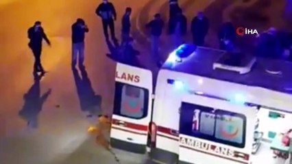 Otomobilin altına giren motosiklet sürücüsü ölümden döndü, o anlar kameraya böyle yansıdı