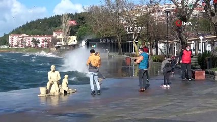 Çanakkale’de şiddetli lodos etkili oluyor
