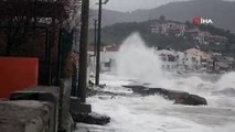 Çanakkale'de dev dalgalar evlere ulaştı