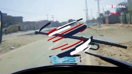 Dikkatsiz motorcu trenin altında kalmaktan son anda kurtuldu