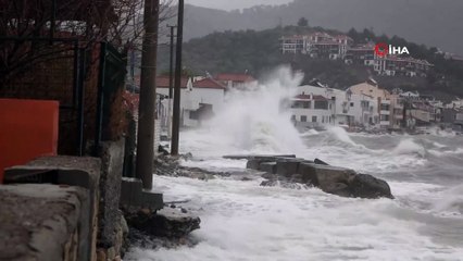 Çanakkale'de dev dalgalar evlere ulaştı