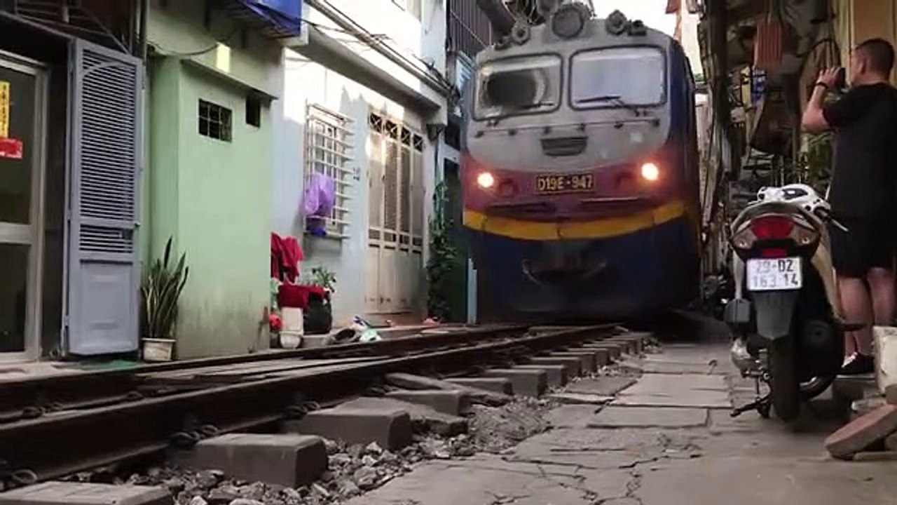 Train_Street_Hanoi,_Vietnam(360p)