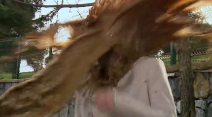 Une voiture éclabousse une piétonne dans une série turque